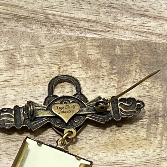 Top Shelf Jewelry Photo Frame Locket Keys to Your Heart Brooch Lapel Pin Vintage - Picture 7 of 8